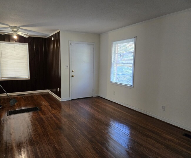 Building Photo - "Charming 2-Bed Oasis with Fenced Yard & H...