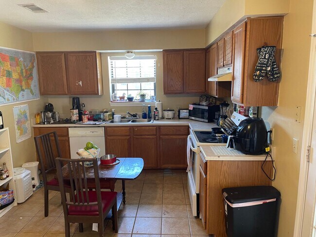 Foto del edificio - AUGUST 2026 PRE-LEASE!  Charming 3 Bed, 2 Bath Duplex in Great Location!