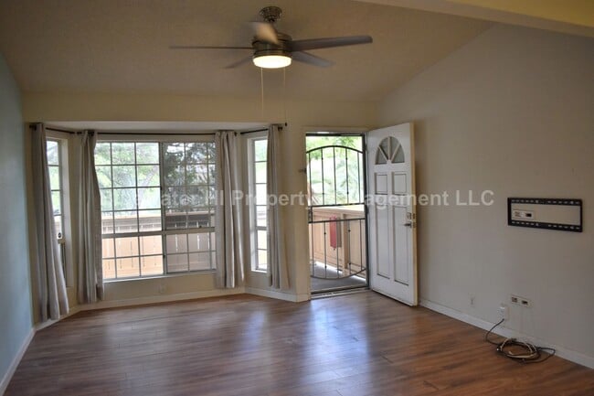 Building Photo - Crosspointe 2/2/2 Townhome (near to Aloha ...