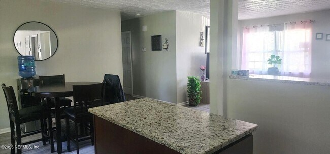 Foto del edificio - 4645 Praver Dr N