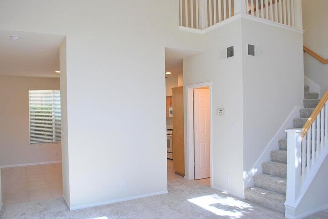 Building Photo - Detached Sunny Home In Gated Vista Pointe ...