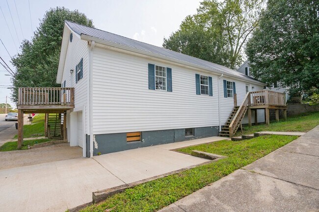 Building Photo - 302 Jackson Ave