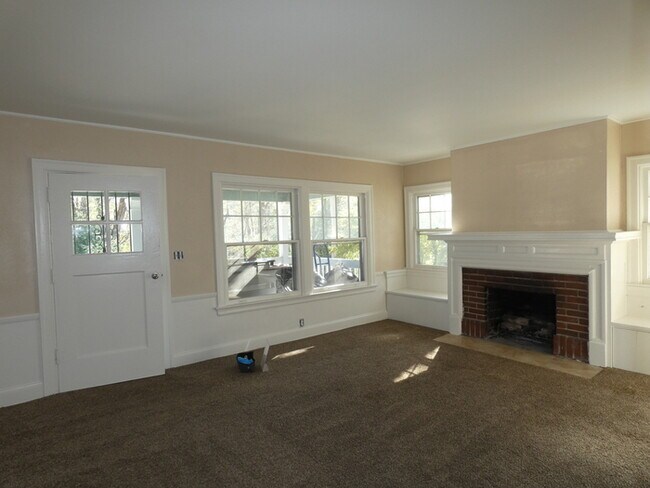 Building Photo - Great Location-Parkville- 816 East St