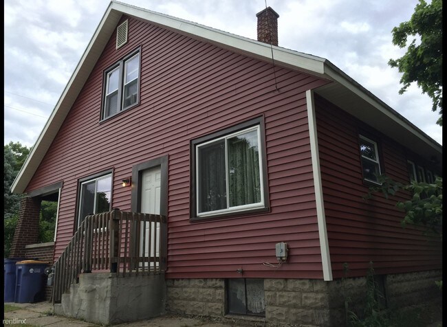 Building Photo - 1 br, 1 bath Duplex - 448 Sweet St NE Uppe...