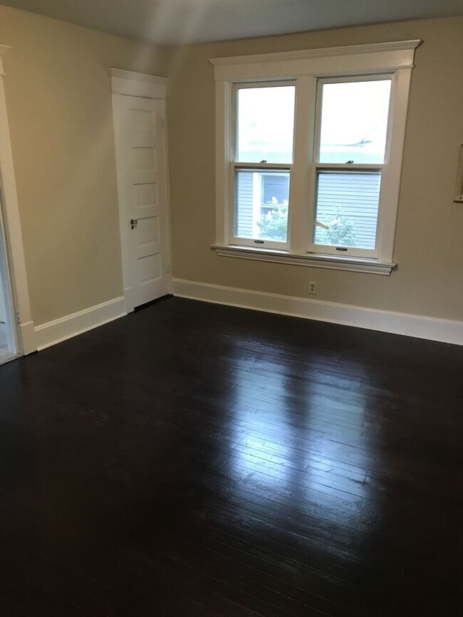 Building Photo - 891 Rose Ave E