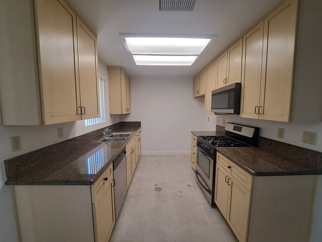 Building Photo - 4 bedroom!! Close to town and schools
