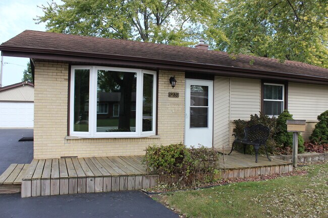 Building Photo - 5230 Park Ln