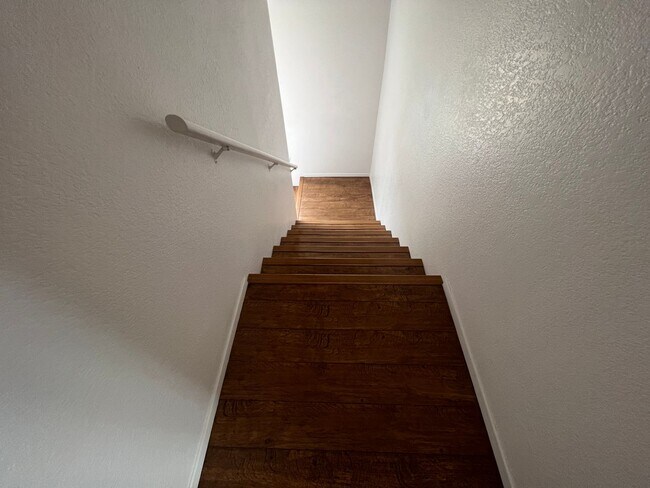 Foto del edificio - LARGE TWO BEDROOM CONDO!