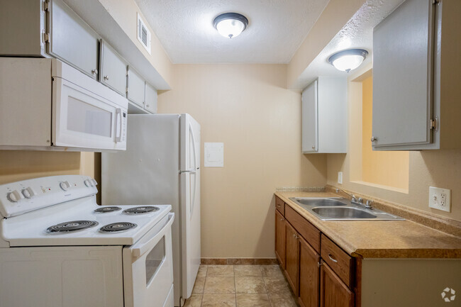 1 BR, 1 BA - 500 SF - Rosewood Apartments