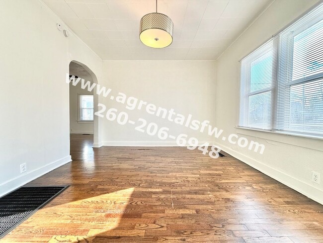 Building Photo - 2 Bedroom House