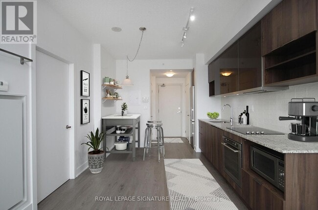 Building Photo - 99 The Donway W