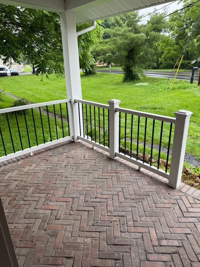 Building Photo - Beautifully updated THREE BEDROOM - Southe...