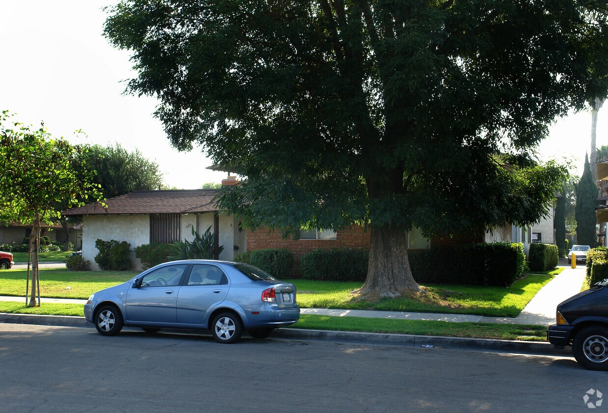 Building Photo - 609 S Cypress St