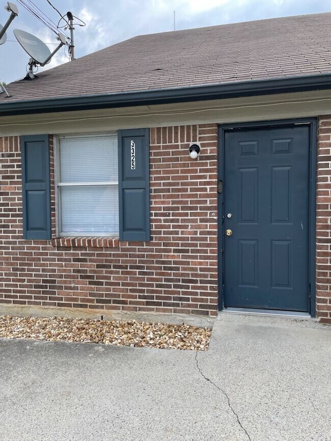 Building Photo - 3325-3327 Steeple Cir NE