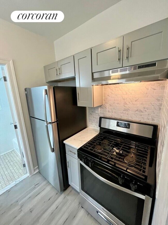 Foto del edificio - 317 E 3rd St