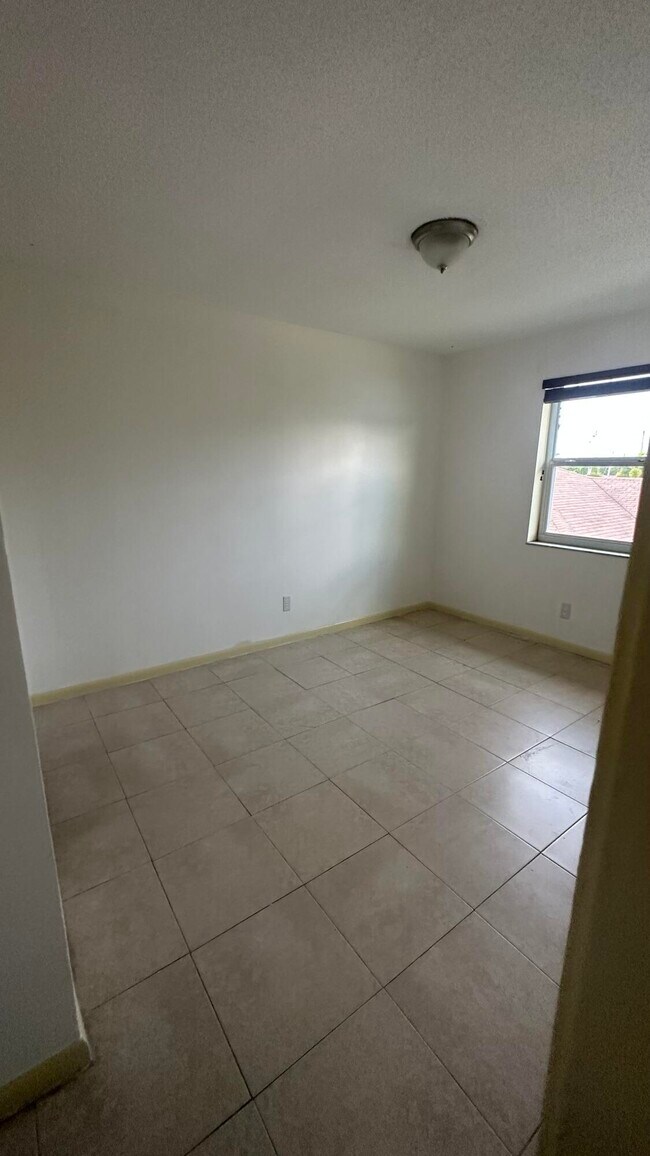 Foto del edificio - 944 W 10th St