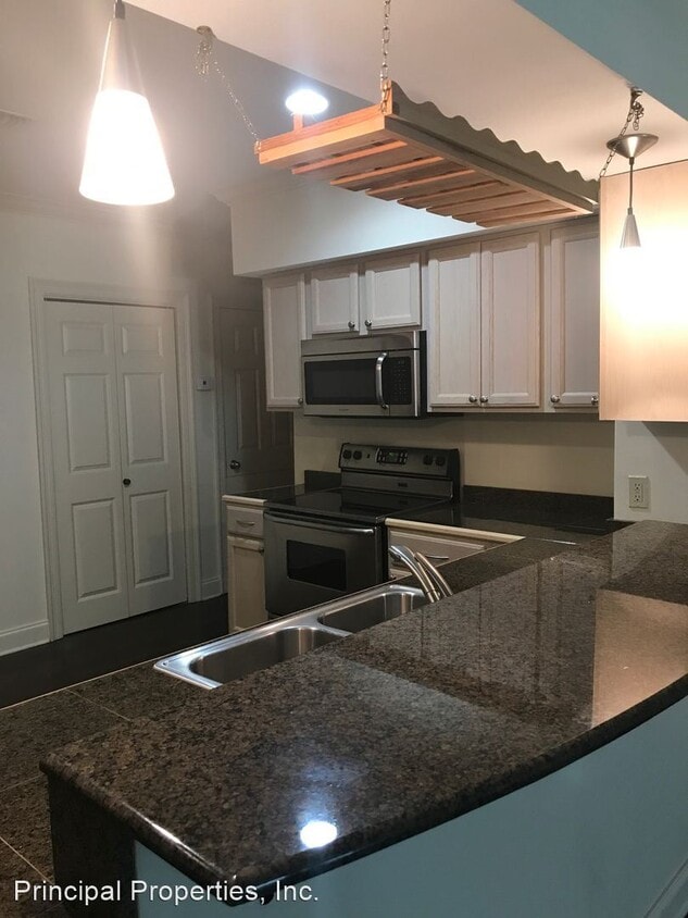 Building Photo - 2 br, 2 bath House - 4230 Highland Road #107