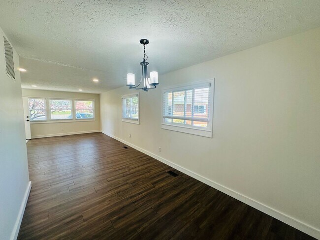 Foto del edificio - Charming and Updated Cul-de-Sac Gem with Year-Round Sunroom and Spacious Backyard!