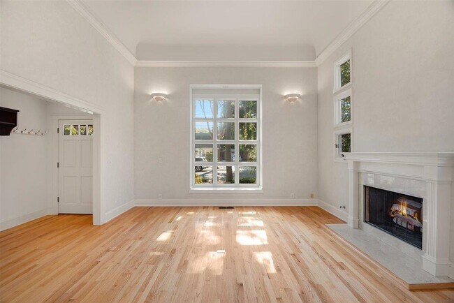 Building Photo - 1221 Parkinson Ave