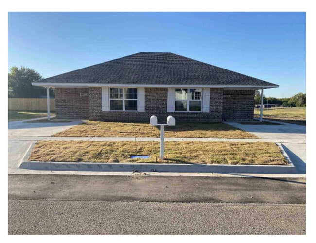 Building Photo - 907 W 7th St