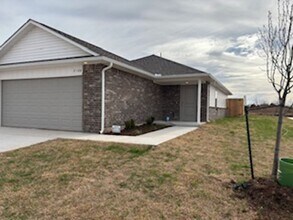 Building Photo - 2100 SE 90th St