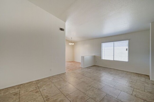 Building Photo - READY TO VIEW! Charming 3 Bed 2 Bath Home ...