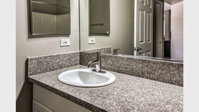 Foto del edificio - 8465 Regents Rd