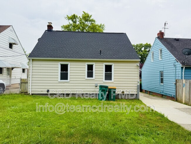 Foto del edificio - 14423 Tokay Ave