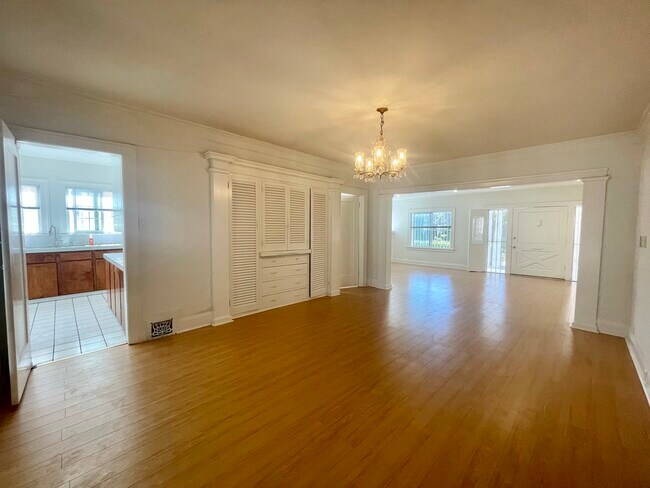 Foto del edificio - 4919 Elmwood Ave