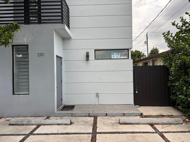 Building Photo - 2208 W 5th Way