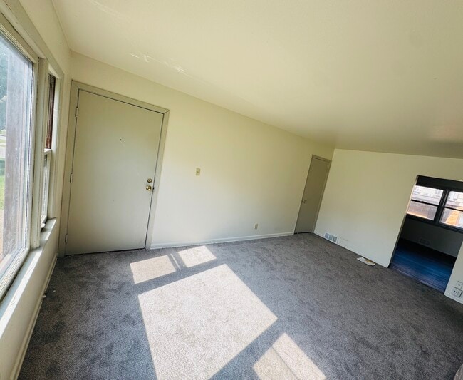 Building Photo - Pine Pointe Apartments