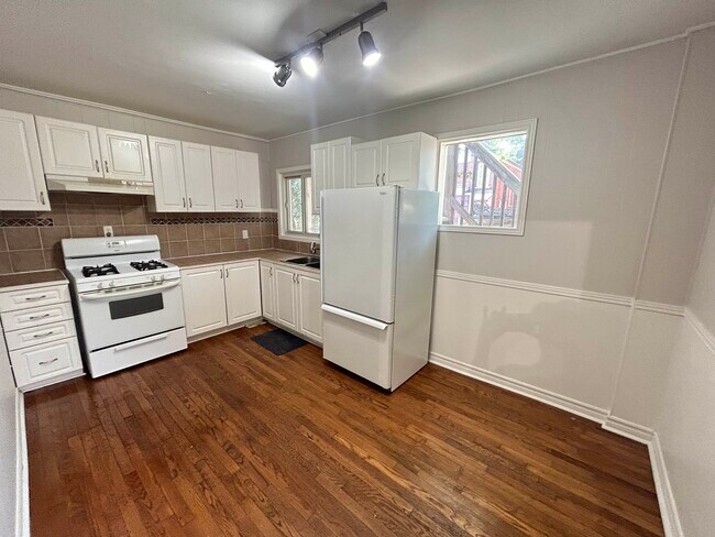 Building Photo - 2 Bedroom Main Floor Unit