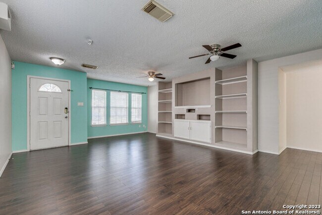 Foto del edificio - 4 Bedroom/2.5 Bath Autumn Run Subdivision