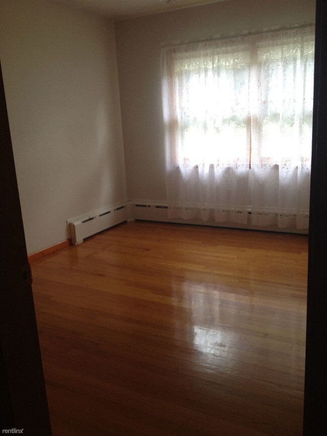 Building Photo - 3 br, 1.5 bath 4plex - 10 Panek St