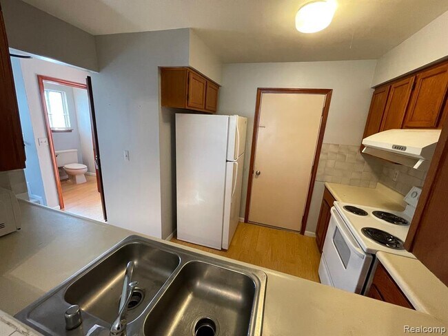 Building Photo - 5858 Niles Dr