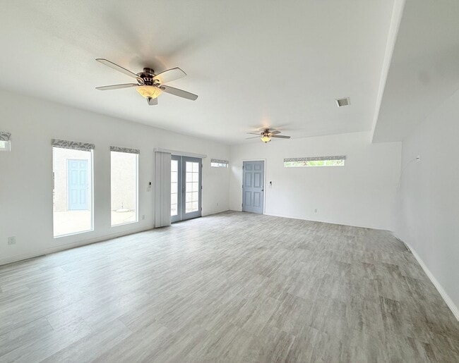 Building Photo - AVAILABLE NOW!!! RECENTLY UPDATED  2 Bed /...