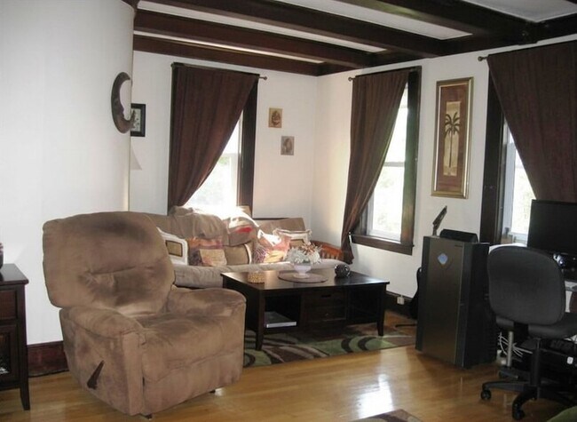 Foto del edificio - 63 Whitman Ave