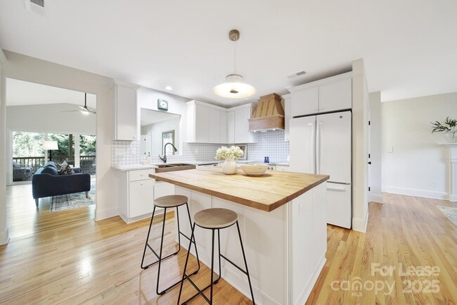 Building Photo - 3222 Clark St