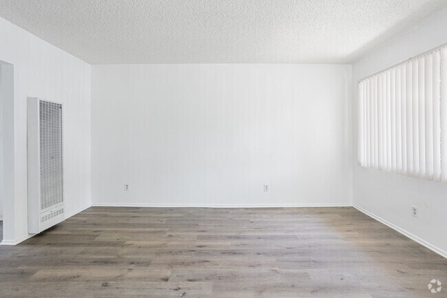 1 dormitorio, 1 baño - 882 pies cuadrados - Sala de estar - 2135 Santa Fe Ave.