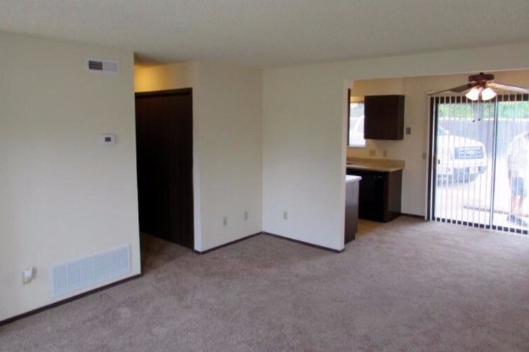 Living room 2 - 3951 Ellis S