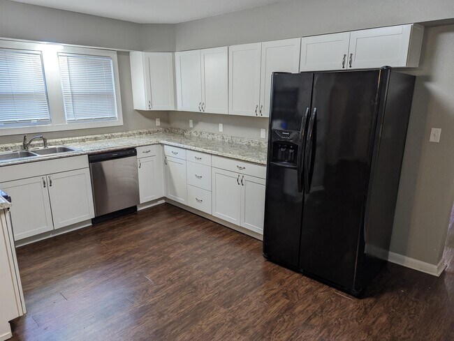 Building Photo - 423 E Cherry St