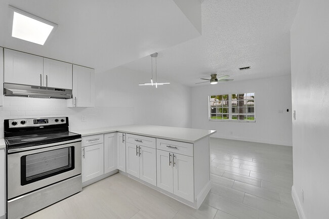 Foto del edificio - Centro Apartments - 3249 Coral Hills Dr.