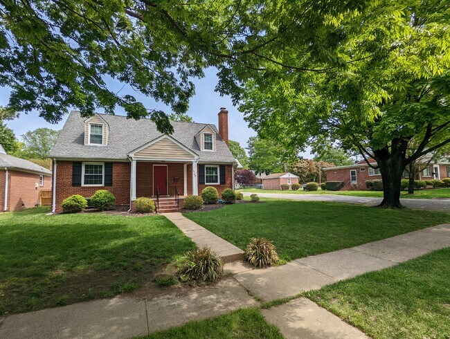 Building Photo - Beautiful and spacious 4 bedroom 2 bath ho...