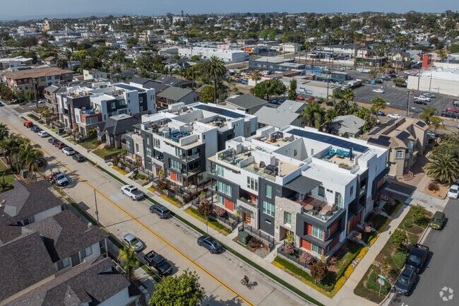 Building Photo - The Shores