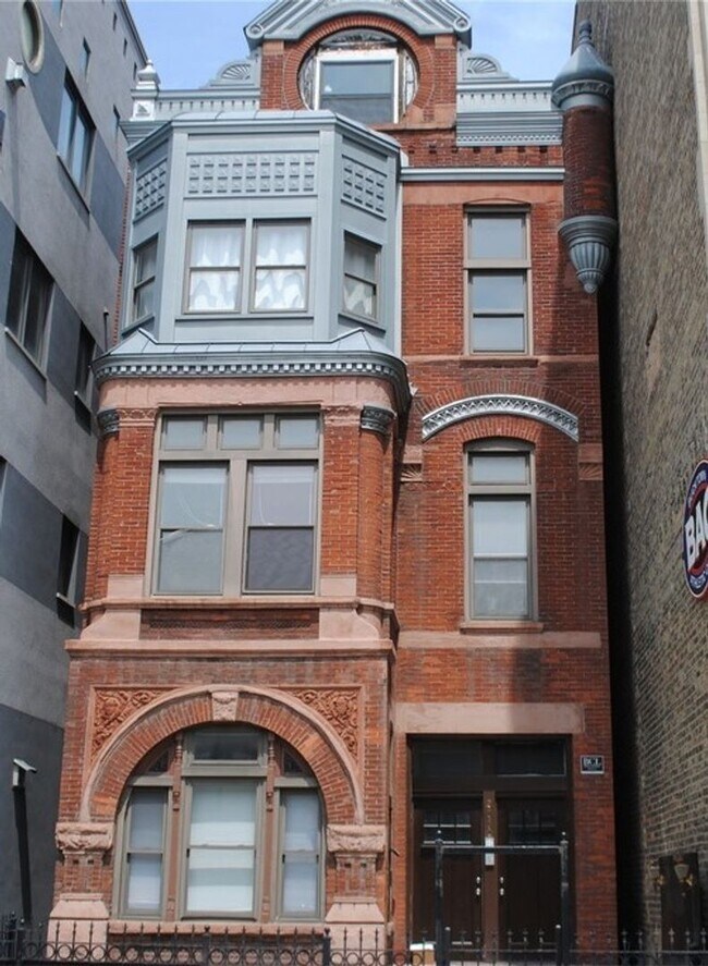 Building Photo - 2050 W North Ave