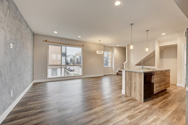 Foto del edificio - $2,655.95- 3 bed, 3.5 bath located in Lakewood with AC, and In Unit Laundry!