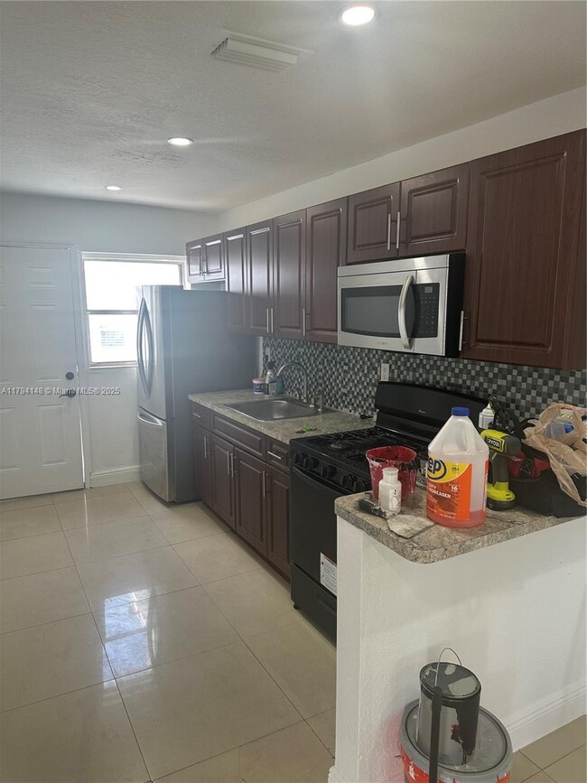Foto del edificio - 2250 NW 103rd St