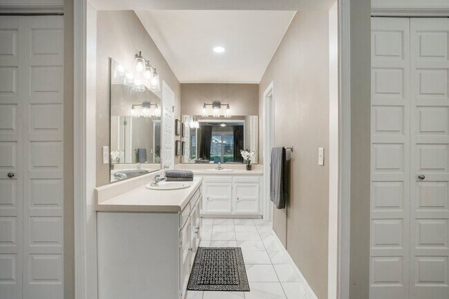 Building Photo - Traveler's Delight! Southern Hills/ORU/Riv...