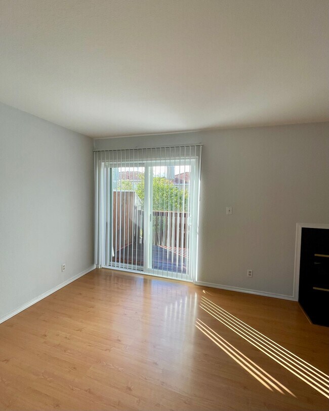 Building Photo - 112 Rosa Flora Cir