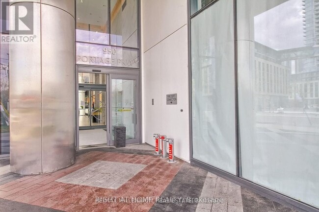 Building Photo - 950 Portage Pkwy